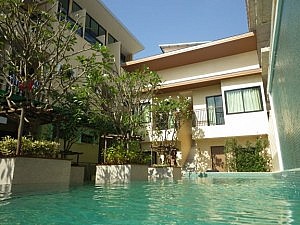 Swimmingpool und Poolarea im Wave Patong Hotel